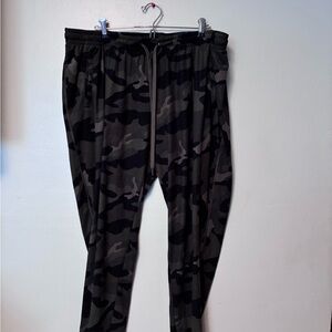 Old Navy Men's Black Camouflage Joggers